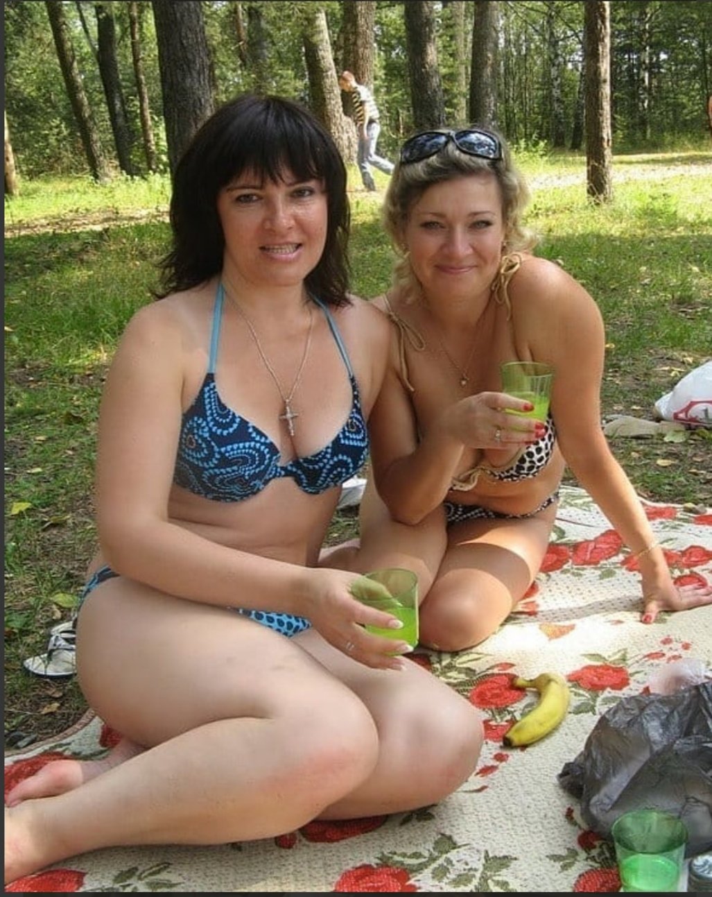 Подружки на даче в купальниках