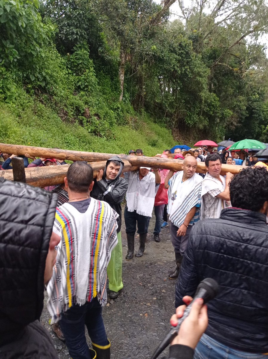 RolloPublico's tweet photo. A pesar de la lluvia de la noche y la madrugada, la comunidad del Corregimiento de #Pasuncha en la región del #RioNegro en #Cundinamarca, lleva como cada año el #ViernesSanto, una inmensa cruz, desde el polideportivo hasta el Alto de los Manuales en la celebración del #Viacrucis https://t.co/TFjxK8ePJf