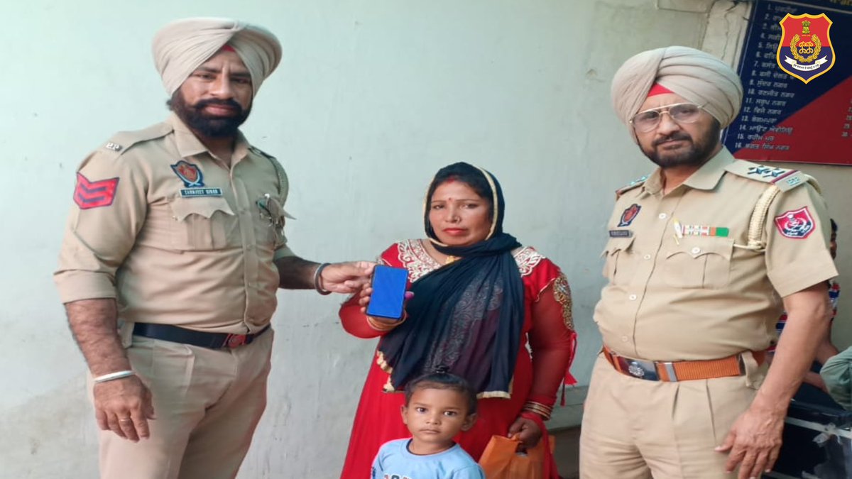 PP_Hoshiarpur's tweet photo. Hoshiarpur Police successfully traced and returned a lost mobile phone to its rightful owner with the assistance of #CyberCell. Our commitment to ensuring the safety of our people’s belongings remains unwavering. The owner is grateful for our prompt action!
#PPAlwaysAtYourService https://t.co/pIzuV76UVJ