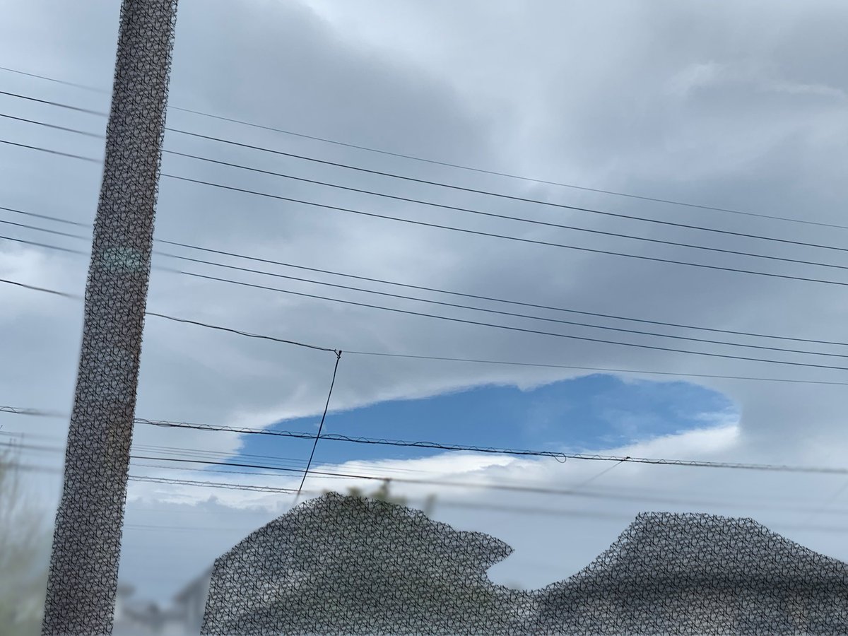 空に穴が空いてたの！！！！
凄くないですか！？龍神様でも降りてきたのかなぁ(((o( ˙꒳​˙ )o)))✨️ https://t.co/Rwqn7Iwa61