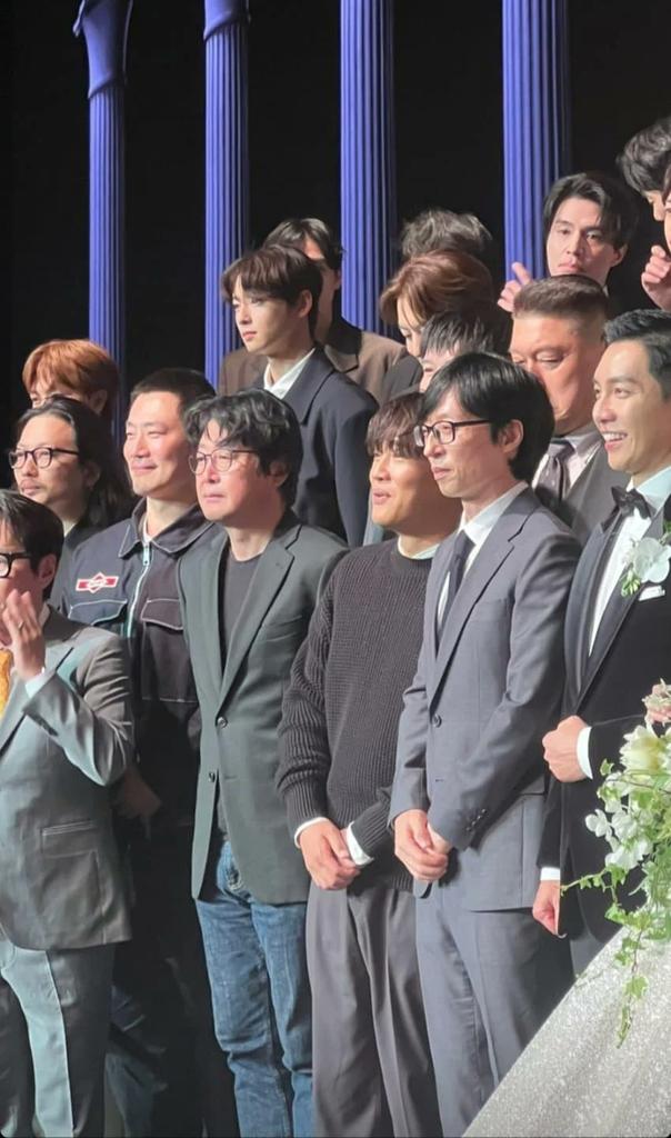 #LeeDongWook, #ChaEunWoo, #LeeDongHwi, #LeeHeeJoon, #ChaTaeHyun, #YooJaeSuk, and groom #LeeSeungGi in one frame! 🤍✨