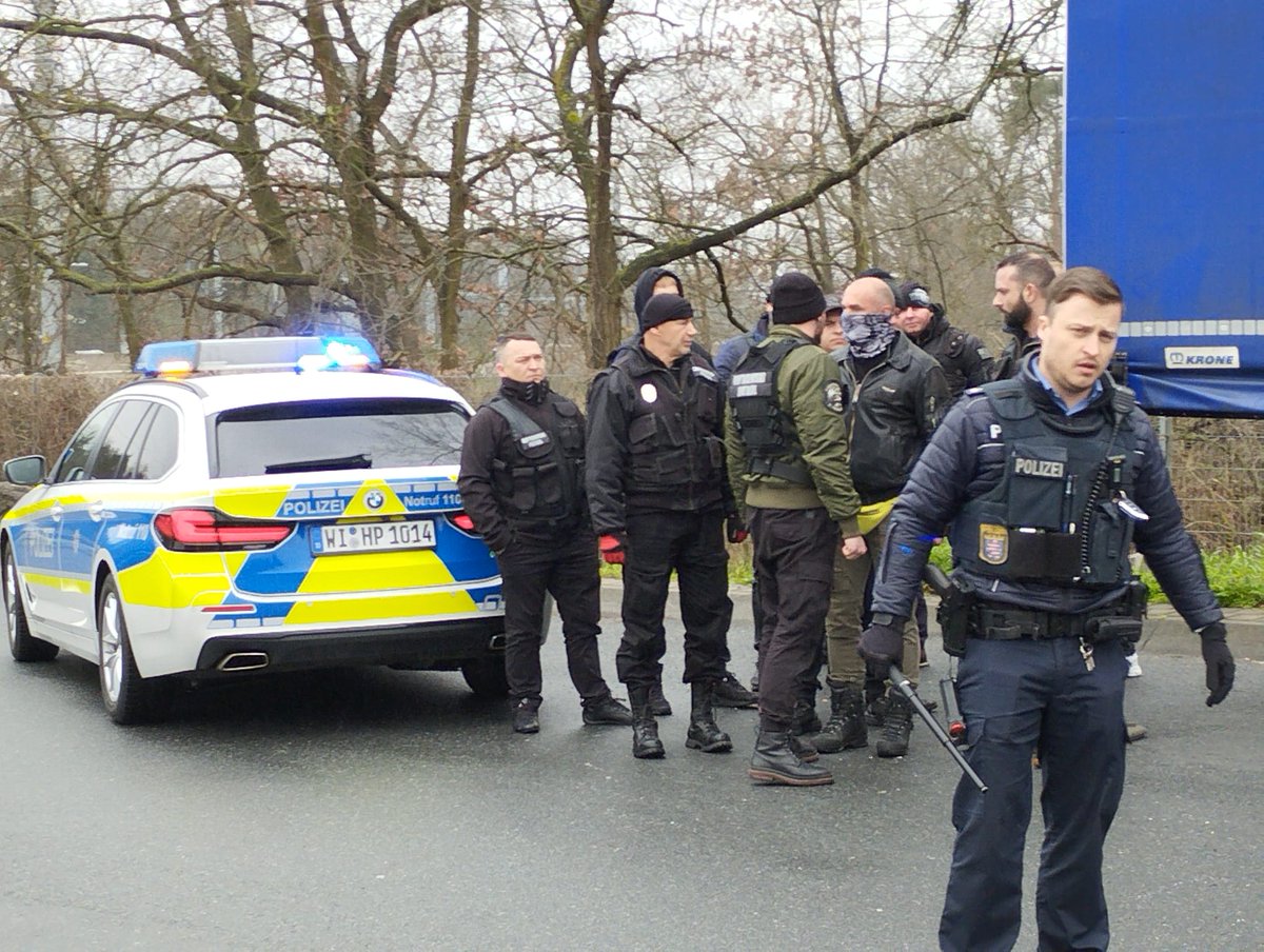 FaireMobilitaet's tweet photo. Der polnische Arbeitgeber hat Schlägertrupps angeheuert, um die Proteste der Lkw-Fahrer in #Gräfenhausen zu beenden. Es handelt sich mutmaßlich um #Rechtsextremisten. Polizei, Gewerkschaften und Presse sind vor Ort. 
#Solidarität @dgb_news @_verdi https://t.co/3n9sFNP029