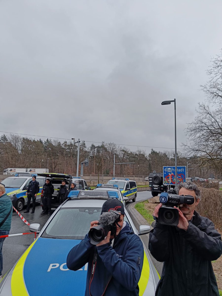 FaireMobilitaet's tweet photo. Der polnische Arbeitgeber hat Schlägertrupps angeheuert, um die Proteste der Lkw-Fahrer in #Gräfenhausen zu beenden. Es handelt sich mutmaßlich um #Rechtsextremisten. Polizei, Gewerkschaften und Presse sind vor Ort. 
#Solidarität @dgb_news @_verdi https://t.co/3n9sFNP029