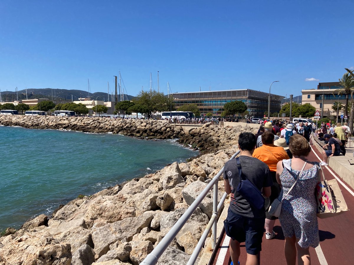 Hengen96's tweet photo. @pandocruises @GaryBarlow 500 people left by @pandocruises to Q in the sun for too few shuttle buses https://t.co/bJgjOnxdwE