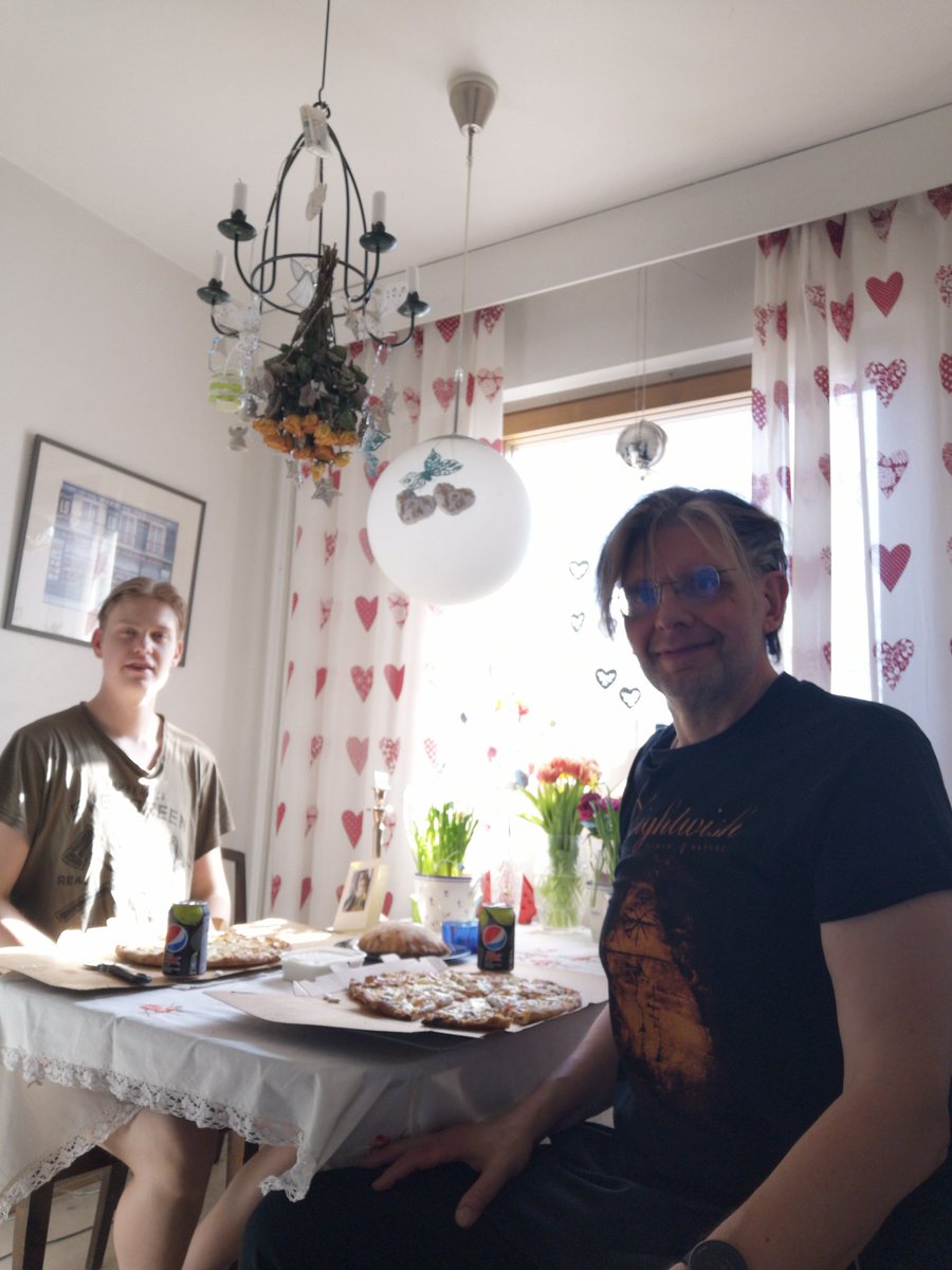 JuhaTenhonen's tweet photo. #tunnelma #KuusaanHukat valohoijossa #kukatkertovatenemmänkuintuhatsanaa #ruusut #vaaleanpunainen #Olenihastunutsinuun #olensinulleuskollinen #Kauneuttajailoa #tulppaanit #punainen #rakkaudentunnustus #kosinta #uneksinsinusta #helmililja #voimaajaluottamusta #narsissi #itsekkyys https://t.co/Fem3kRCMf9
