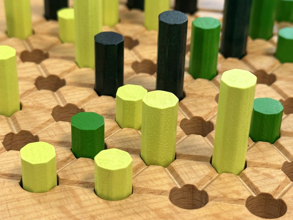 Essenで買ってまだ遊んでなかったGerhardsのWaldMeister。コンポーネントが良いのはわかってたが、プレイ感もめっちゃ良い！同じ色同士をくっつけたいVS同じ高さ同士をくっつけたい。自分の点を上げることばかり考えてるといつの間にか相手の点を上げる行為になってたりするところがオモシロイ。