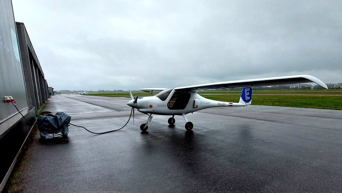 joshua_josprijs's tweet photo. E-Flight Academy opendag De Zanden #Teuge.
Jammer van het weer !
#airportteuge #elektrischvliegen
#lesschool https://t.co/kjTACFE5Vw