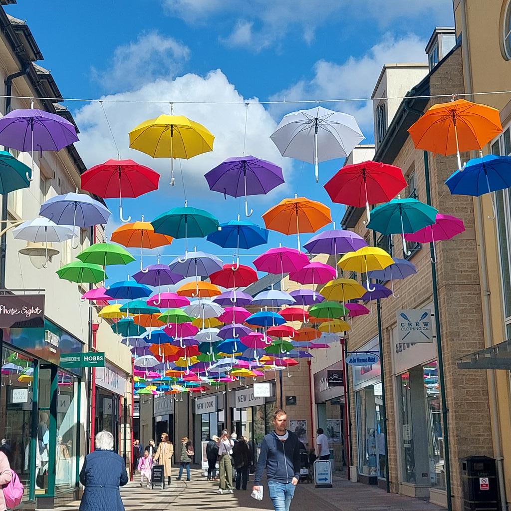 Marriotts Walk in #Witney is a blaze of colour today - loads of people stopping to take selfies/pics #WestOxfordshire