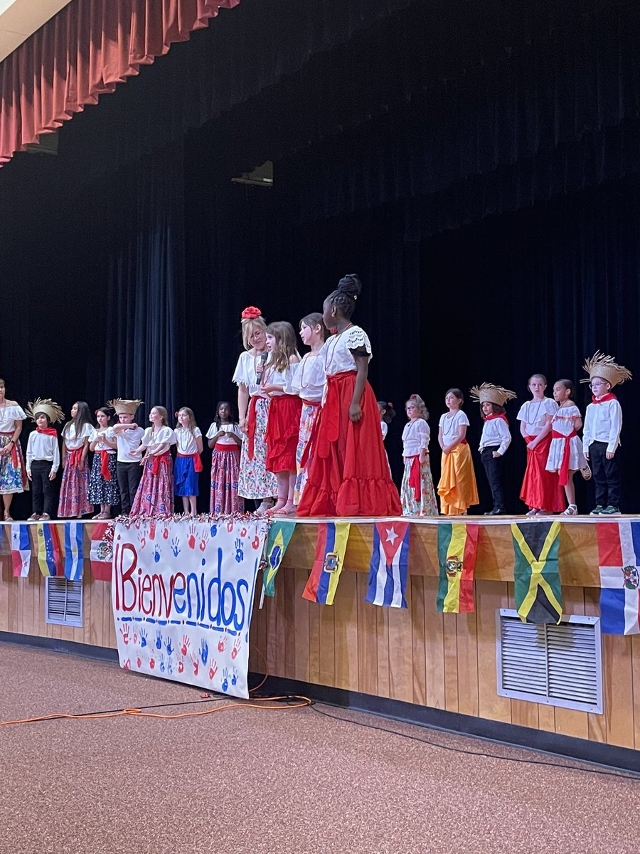On Tuesday, April 4th, our Spanish Immersion students put on a spectacular performance to showcase their skills for their families! It was a wonderful evening!  A special thank you goes to our SI staff and volunteers for making this night a success.
