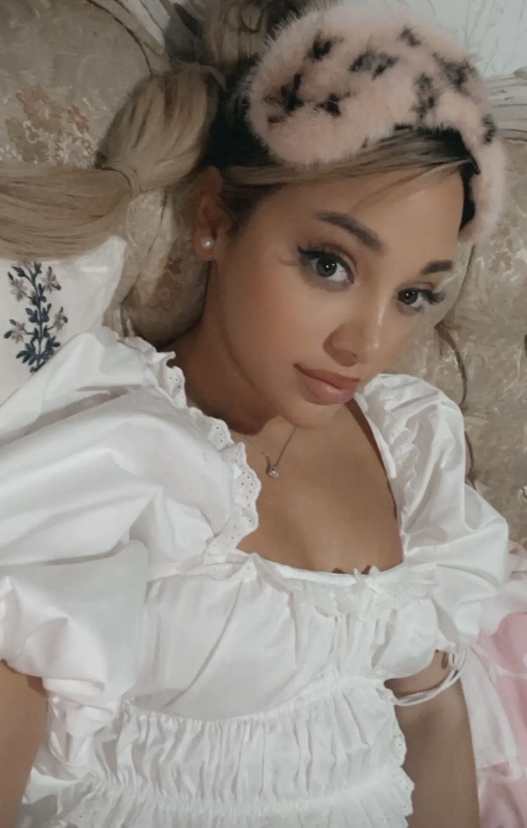 gabsbow's tweet photo. precious princess ✉️🦢 @gabcake https://t.co/DhzA0uaJwP