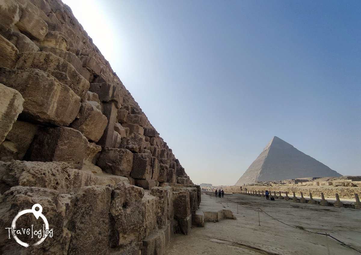 の風景🇪🇬 三大ピラミッド 朝イチから観光したのに、気がついたら真っ昼間で、死ぬほど暑かった🥵 とにかく広いです😂 クフ王(1枚目左)、カフラー王(2枚目)、メンカウラー王(3枚目)ですが… いつになってもメンカウラーだけ名前覚えられない🤣