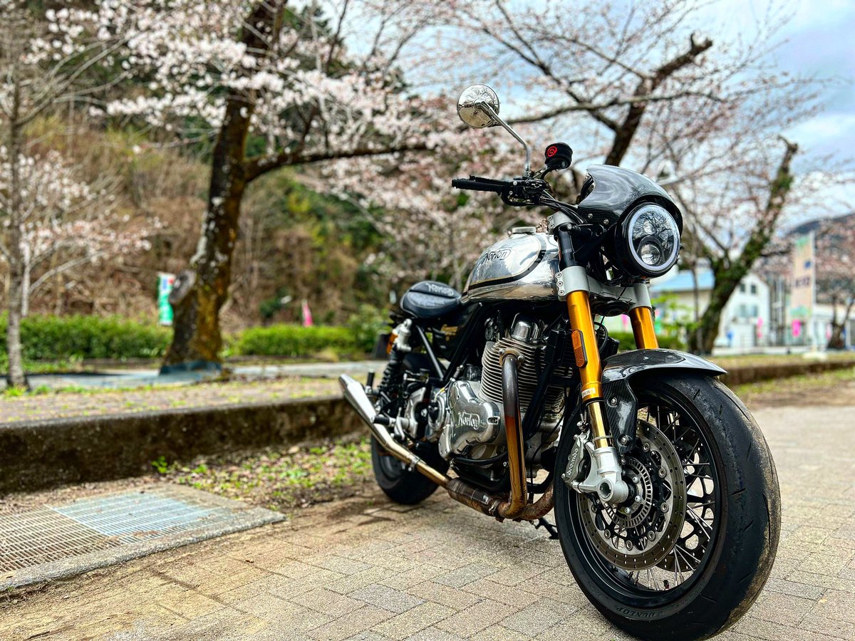 momotya88's tweet photo. そんな事よりさ
オレのバイク見てくれよ‼️
直しても直してもどっかしらからオイル漏れてくるんだぜ?
あ、漏れるのはオイル入ってる証拠か💡
#Norton #NortonCommand #Command961 https://t.co/8YGUkEU6Qf