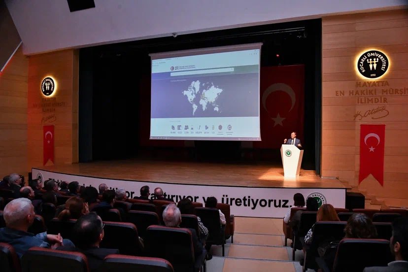 kou92official's tweet photo. Kocaeli Üniversitesi’nde “Ar-Ge Süreçlerinde Küresel Dönüşümler ve Yükseköğretimde Veriye Dayalı Stratejik Yönetim" başlıklı konferans düzenlendi.

🌐https://t.co/e5e8lykGi5

@NuhZaferCanturk https://t.co/MnvOkXtsuE