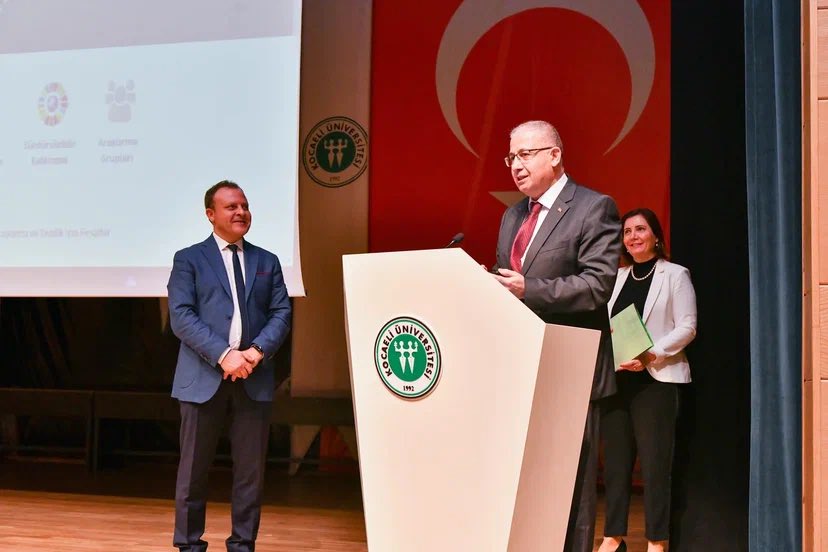 kou92official's tweet photo. Kocaeli Üniversitesi’nde “Ar-Ge Süreçlerinde Küresel Dönüşümler ve Yükseköğretimde Veriye Dayalı Stratejik Yönetim" başlıklı konferans düzenlendi.

🌐https://t.co/e5e8lykGi5

@NuhZaferCanturk https://t.co/MnvOkXtsuE