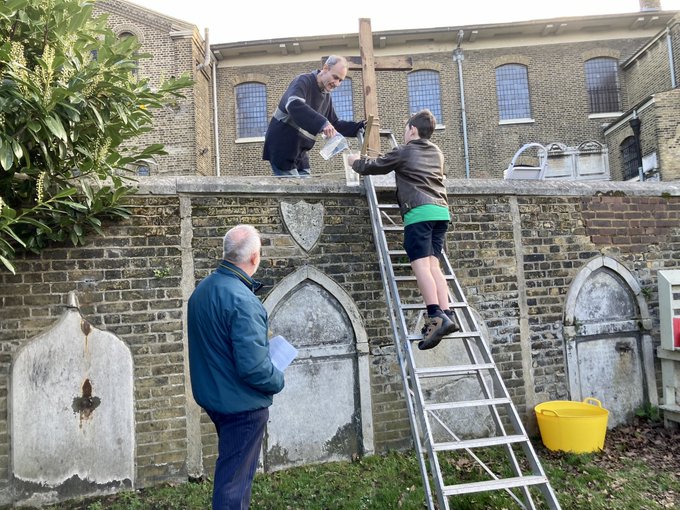 LambethTrail's tweet photo. Jesus' crucifixion compels us to consider the nature of burden &amp; sacrifice. To retrace Christ's #GoodFriday journey visit our #LambethPassionTrail online. Below are images from @StPaulsSW4's creative hosting of Station 13. #Lent #Easter #StationsOfTheCross #community https://t.co/OlEC6PwqFT
