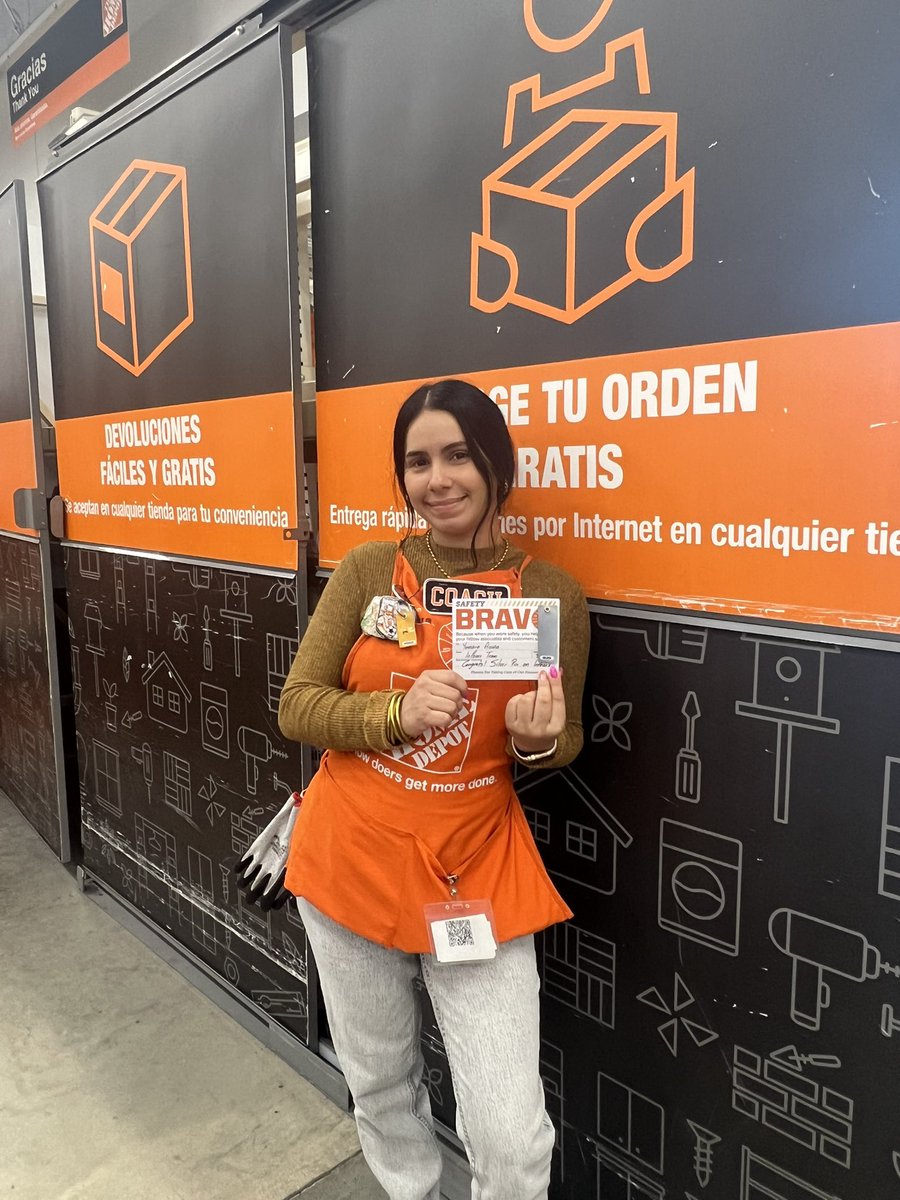 Haciendo entrega de su All Star Bronce 🥉 a Erick y su Silver Pin 🥈 a Yomara. Gracias por todo lo que hacen y por siempre trabajar de manera segura. 

#SafetyTakesEveryone 
#Infocus 🚧
#DaysSafe238
#THD6412