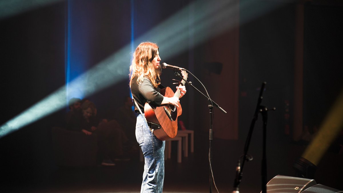 DeauvilleFr's tweet photo. 📢 Le Prix des Ados c'est en ce moment au @CID_Deauville !
3⃣0⃣0⃣0⃣ élèves Normands de 3e et de 2nde sont réunis à #Deauville pour les journées scolaires du festival "Livres &amp; Musiques".
Ils assistent à la cérémonie de remise du Prix des Ados en présence des auteurs 📖🖊️ https://t.co/4gZ4M1LTnS