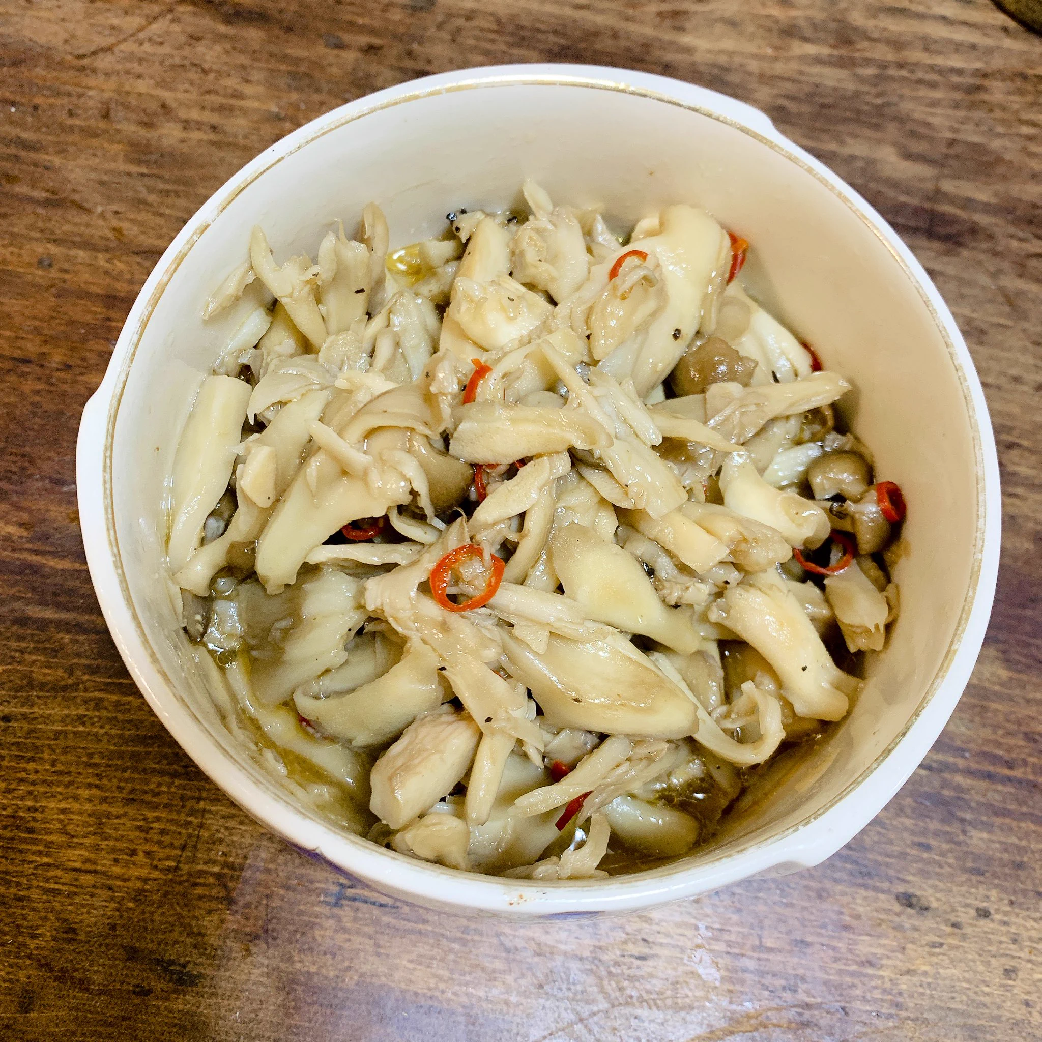 これ見て冷蔵庫に舞茸あったから即作ったら箸と酒が止まらん！
勝手にアレンジでしめじと鷹の爪も入れた！
酢がいいアクセント！  