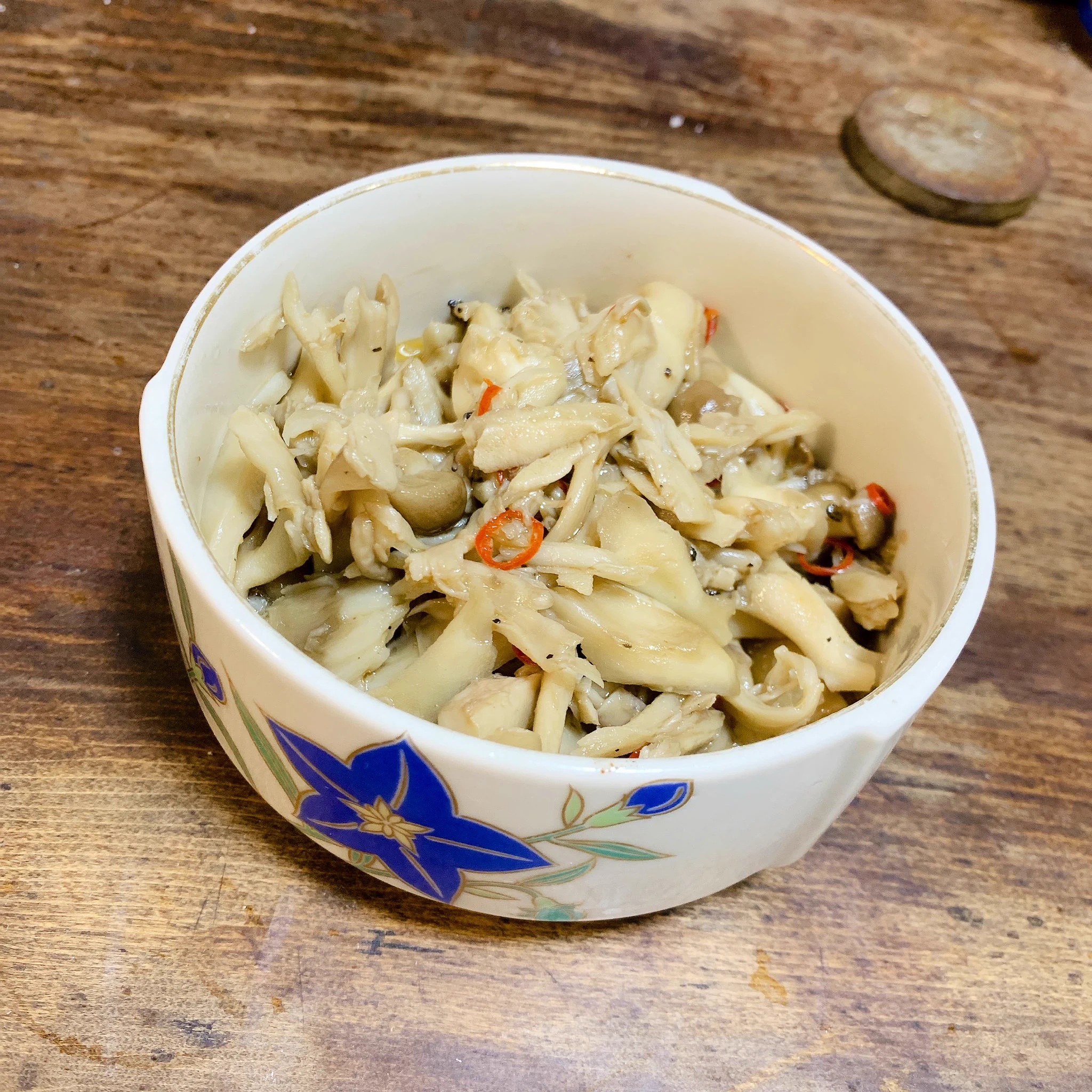 これ見て冷蔵庫に舞茸あったから即作ったら箸と酒が止まらん！
勝手にアレンジでしめじと鷹の爪も入れた！
酢がいいアクセント！  