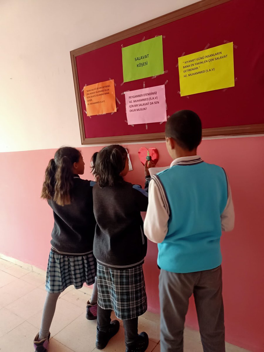 ulger_gucer's tweet photo. Okulumuzda Salavat Köşesi hazırlanarak öğrencilerimizin salavat çekmesi sağlandı. Emeği geçen Din Kültürü Öğretmenimiz Zeynep Hoca ya teşekkür ederiz @mstfkrtlms027 @mehmet_ifrazl @KilisMem @smh_doganoglu https://t.co/KHCKol4Ted