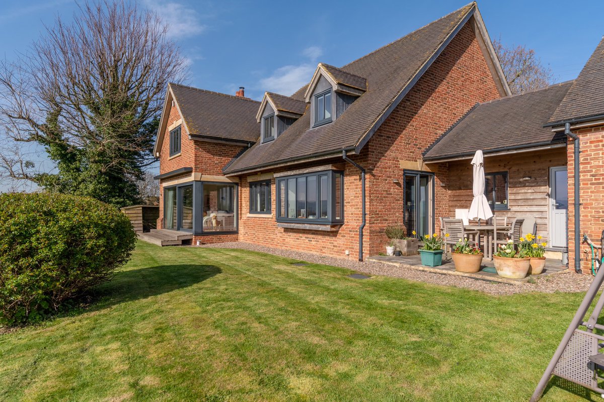 NickGriffithEA's tweet photo. Happy Good Friday 😀🐣 We think the Easter bunny would love the view from this property!🐰 https://t.co/ozLHiUgys0
To arrange a viewing, please call us on ☎️ 01242 261231
#arlingham #framptononsevern #riversevern #property #countryside #views https://t.co/DFgK9jO82p