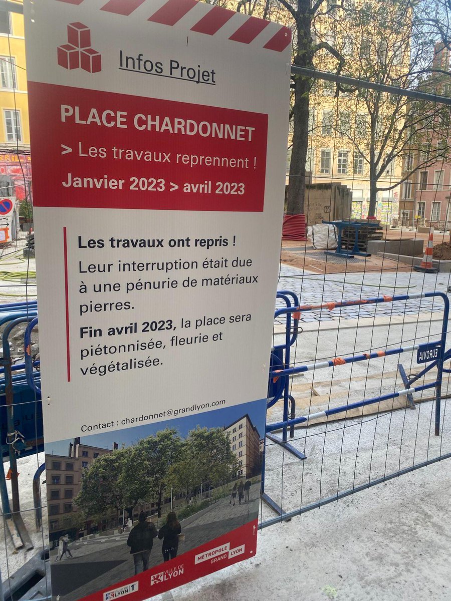 En cette journée mondiale de la santé, rappelons que l'accès à des espaces naturelles est reconnu pour ses bienfaits ! 

À #Lyon, nous végétalisons massivement aussi pour ça !

Ici Place Chardonnet, on débitumise 230m2 et on plante 50 arbustes, 500 vivaces et 9 arbres 🌳🌿