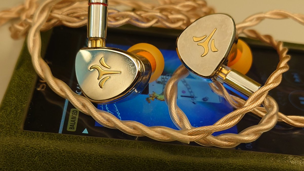 ryoutadb's tweet photo. 今日はSeeaudio Yume2とMorningです。唯一の金属筐体でしたが、シミンリンコ、Rinkoと立て続けのライバル出現で立ち位置が怪しくなってきました😇今こそ夢煮でTLを埋め尽くしましょ🐴😇イイところはピカピカか！😇
#中華イヤホン 
#seeaudio 
#yume2 
#hakugei 
#今日のイヤホン https://t.co/mNWe6WOYFe