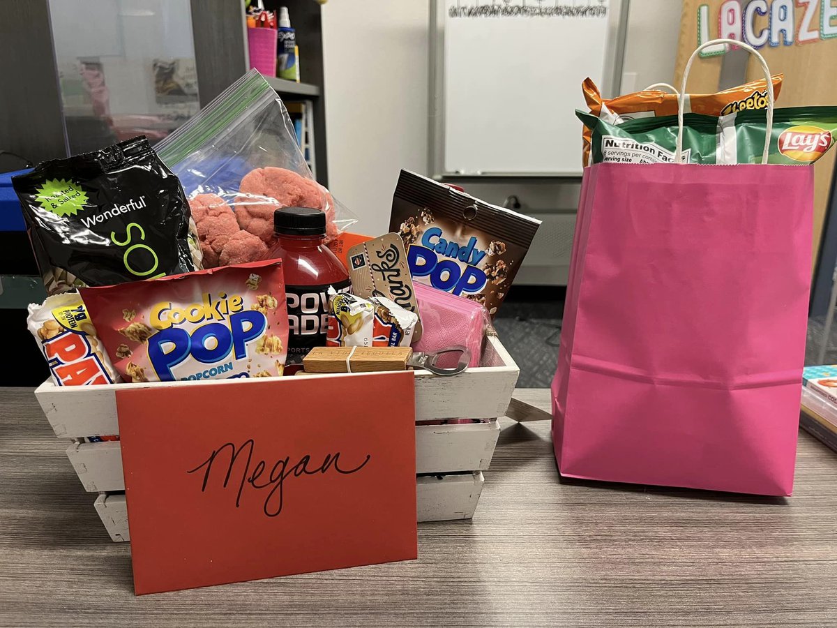ReadAtTheViv's tweet photo. April is National School Library Month &amp; Tuesday was School Librarian Day! I'm so lucky to be the librarian at this amazing school with the best students &amp; teachers. Thank you for making me feel special! @vivianfieldms #FearlessFamilyVF #RowTheBoatVF #CFBlibraries https://t.co/aEdsvkks7b