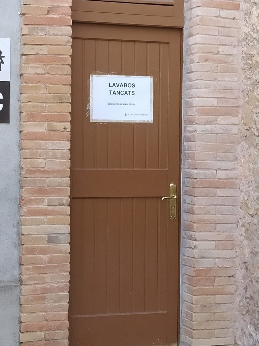 Ahir al Ple de l'<a href="/AjuntamentBerga/">Ajuntament de Berga</a> vaig demanar que els lavabos de Queralt estiguessin en funcionament i, en cas contrari, que contractessin uns WC químics .
Em van respondre que estaven oberts i funcionaven. Avui hi he pujat i m'he trobat això:
Jutgin vostès...