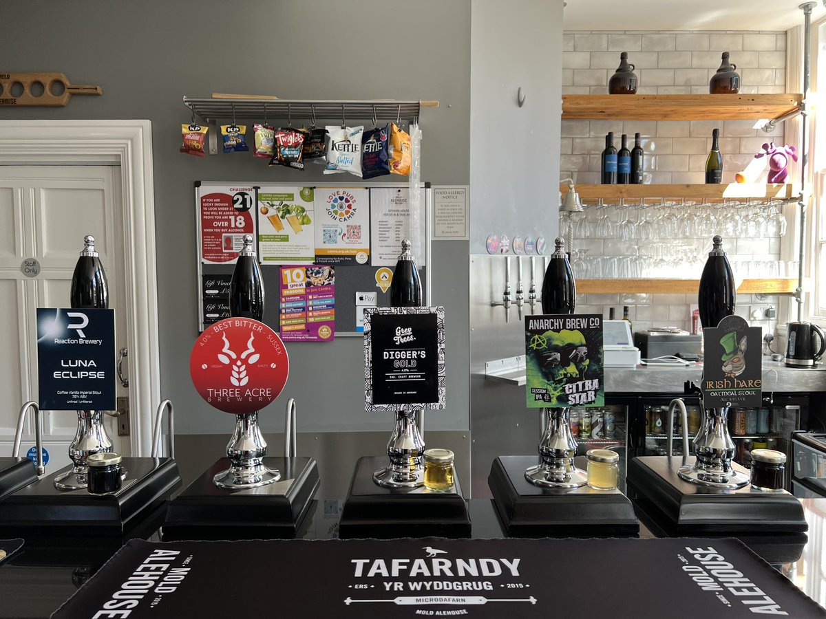 MoldAleHouse's tweet photo. Early opening!!!! 

Fridays cask ale from 2pm to 10pm -

Luna Eclipse Imp Stout 6.8% - @ReactionBrewery 
Best Bitter 4% - Three Acre 
Diggers Gold 4% - @greytreesbrewer 
Flat Out 4.1% - @AnarchyBrewCo 
Irish Hare 4.4% - @LittleCritsBrew https://t.co/zTds5yhXvA