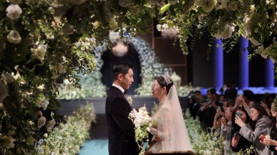 doramabra's tweet image. É OFICIAL! O casal #LeeDaIn &amp;amp; #LeeSeunggi agora são casados e hoje ocorreu a cerimônia, junto com muitos convidados. 

Felicidade ao novo casal e muita prosperidade! 🤍