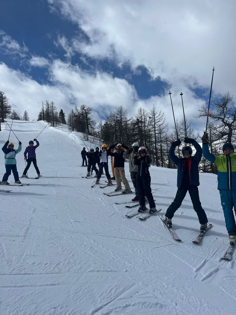 LHS_SkiTrip's tweet image. Nice photo from Miss Winfield and Miss Farrugia on the slopes #finalrun