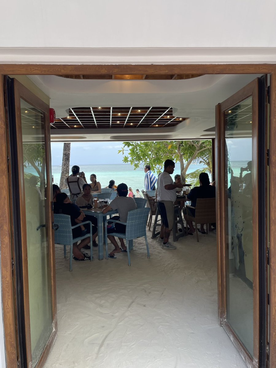 mkkdiary's tweet photo. 📍Smooth Cafe Boracay

ボラカイ島のホワイトビーチ沿いにある海から繋がってるカフェ

絶景を眺めながら真っ白でサラサラな砂の上でしあわせランチタイム🍽

#フィリピン https://t.co/F98i1dvGP8