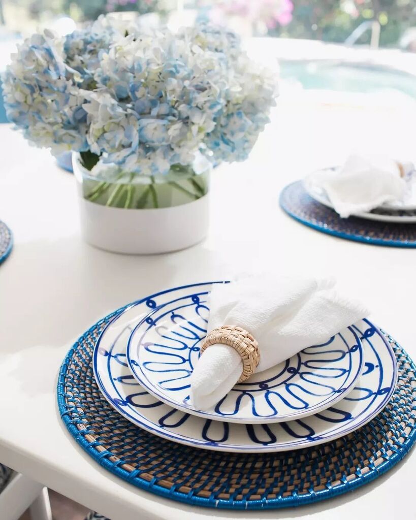 Beautify your spring with this gorgeous blue and white place setting! 💙 Tag someone who loves to entertain to join you for a meal at this pretty table! 🌷🌸

•
•
•
#pineapplegirlsjupiter #eastertable #springtable #tablesetting #bluespring #easter #bluelove #placesetting #d…