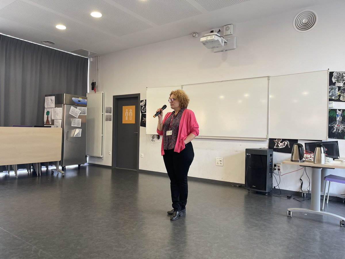 Intervention de <a href="/StefBarbez/">Stéphanie Barbez</a> et <a href="/coraliebompard/">Coralie Bompard</a> ce matin au sein du Collège Lévi-Strauss de <a href="/lillefrance/">Ville de Lille</a> 
Merci aux enseignantes de nous avoir invitées à parler des métiers <a href="/CNRS/">CNRS 🌍</a>,de la place des femmes dans la #science/#recherche et à participer au jury #schoollab <a href="/AcLille/">Académie de Lille</a>