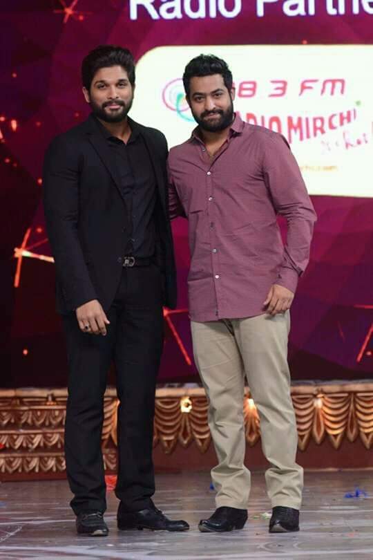 NelloreNTRfc's tweet image. Wishing A very Happy Birthday to @alluarjun Garu On behalf of Man of Masses @tarak9999 Fans..!!

Best wishes To #PusphaTheRule Movie.. 😎
#HappyBirthdayAlluArjun
#ManofMassesNTR