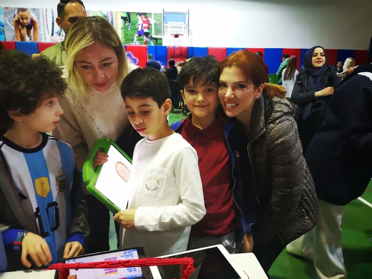 bk_florya's tweet photo. 2.Sınıf Öğrencilerimiz #StemJr derslerinde Bilişim Dünyası teması kapsamında Portakal'ın Dünyası hikayesinden yola çıkarak hazırladıkları projelerini ailelerine keyifle sundular.
#STEMjunior #STEMgelecektir #STEMJuniorFair
@SencerCorlu @cuneytd1 @mserhankal https://t.co/TzxYHyqFYu