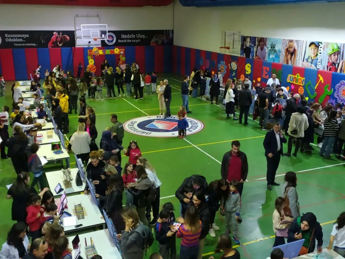 bk_florya's tweet photo. 2.Sınıf Öğrencilerimiz #StemJr derslerinde Bilişim Dünyası teması kapsamında Portakal'ın Dünyası hikayesinden yola çıkarak hazırladıkları projelerini ailelerine keyifle sundular.
#STEMjunior #STEMgelecektir #STEMJuniorFair
@SencerCorlu @cuneytd1 @mserhankal https://t.co/TzxYHyqFYu