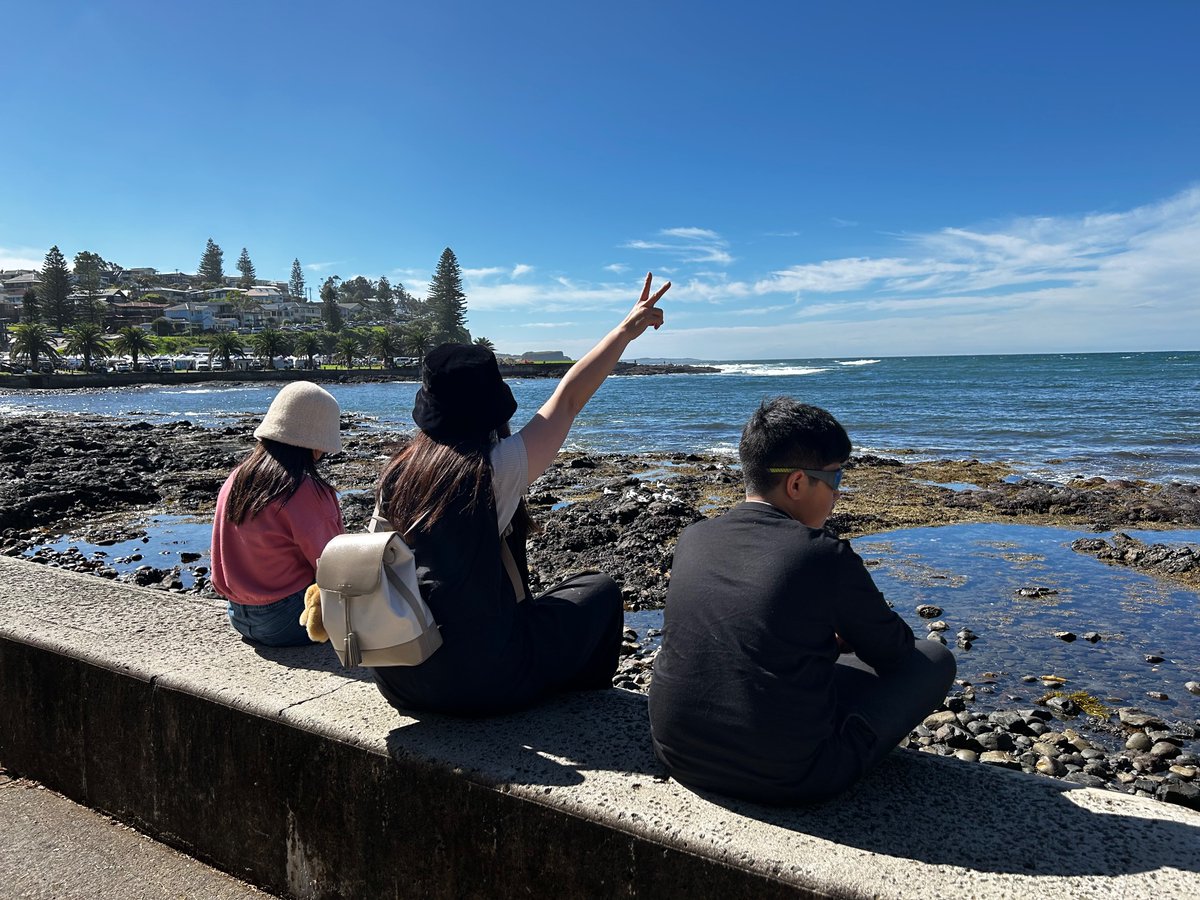 Everyone goes to Kiama to see the blowhole and lighthouse. Today we went there and spent all our time stuffing ourselves with Lebanese food, ice creams from the back of a van, buying and supporting local artists at makers &amp; growers markets. Lovely little town 😍 worth revisiting