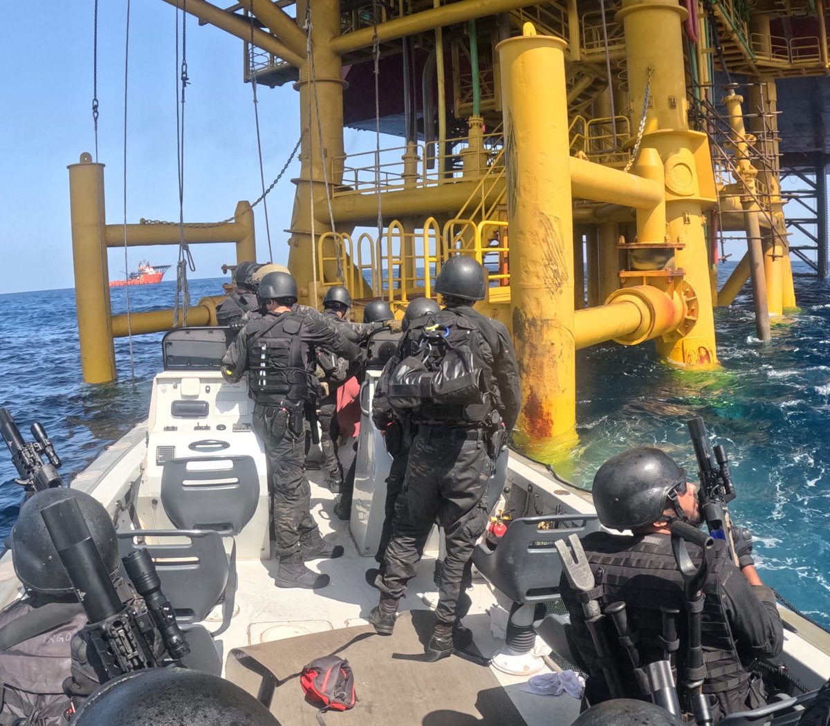 IN_WNC's tweet photo. A coordinated multi-agency exercise named Prasthan to evaluate contingency measures for the Offshore Development Area (ODA) off Mumbai was held on 06 Apr 23. 
#ExPrasthan
#BiAnnualExcercise
#SynergyExcercise
#HarKaamDeshKeNaam

@DefenceMinIndia
@AjaybhattBJP4UK
@SpokespersonMoD https://t.co/wtrIxLxRtC