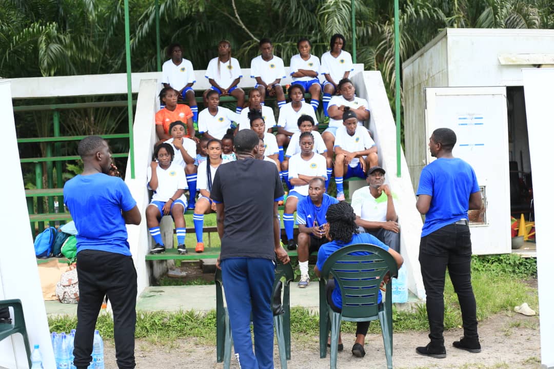 anfpg's tweet photo. #tournéeanfpg
Notre équipe rencontré d'hier à #Libreville , les joueuses de #MwindaSportsGABON pour leurs présenter services de l'#ANFPG et du #FondsGabonaisdesFootballeurs. 👏🏾 https://t.co/vxv5kyq4Yo