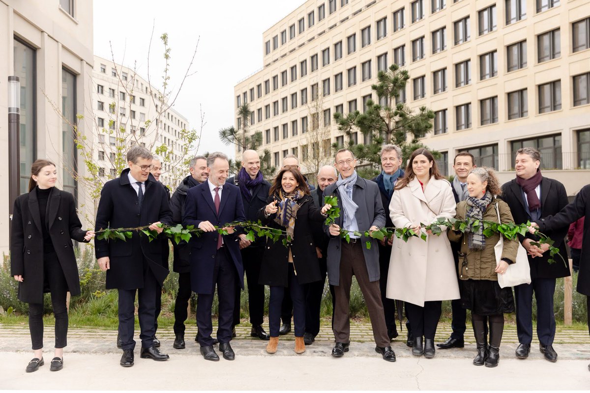 Entre Michelet, Rosa Parks et la Porte d'Aubervilliers, l'Îlot Fertile est le 1er quartier zéro carbone de Paris, avec logements, centre sportif UCPA, Living Lab, hôtellerie, bureaux, biodiversité. 1er projet francilien en pierre massive depuis Haussmann, un gage de durabilité !