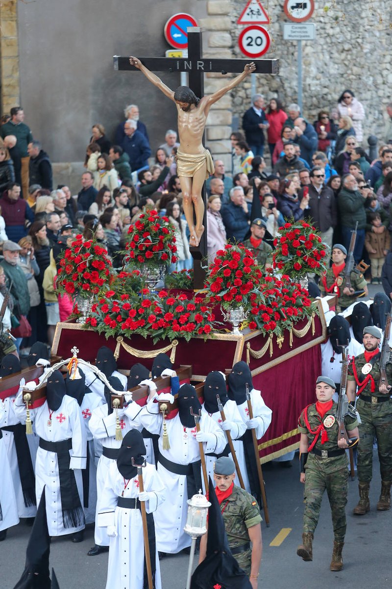 Llevo 40 años viviendo en Gijón y nunca había visto semejante circo. Lo más que se hizo siempre fue una pequeña procesión rodeando el Ayuntamiento donde apenas veías uniformes militares y menos aun fusiles de asalto.