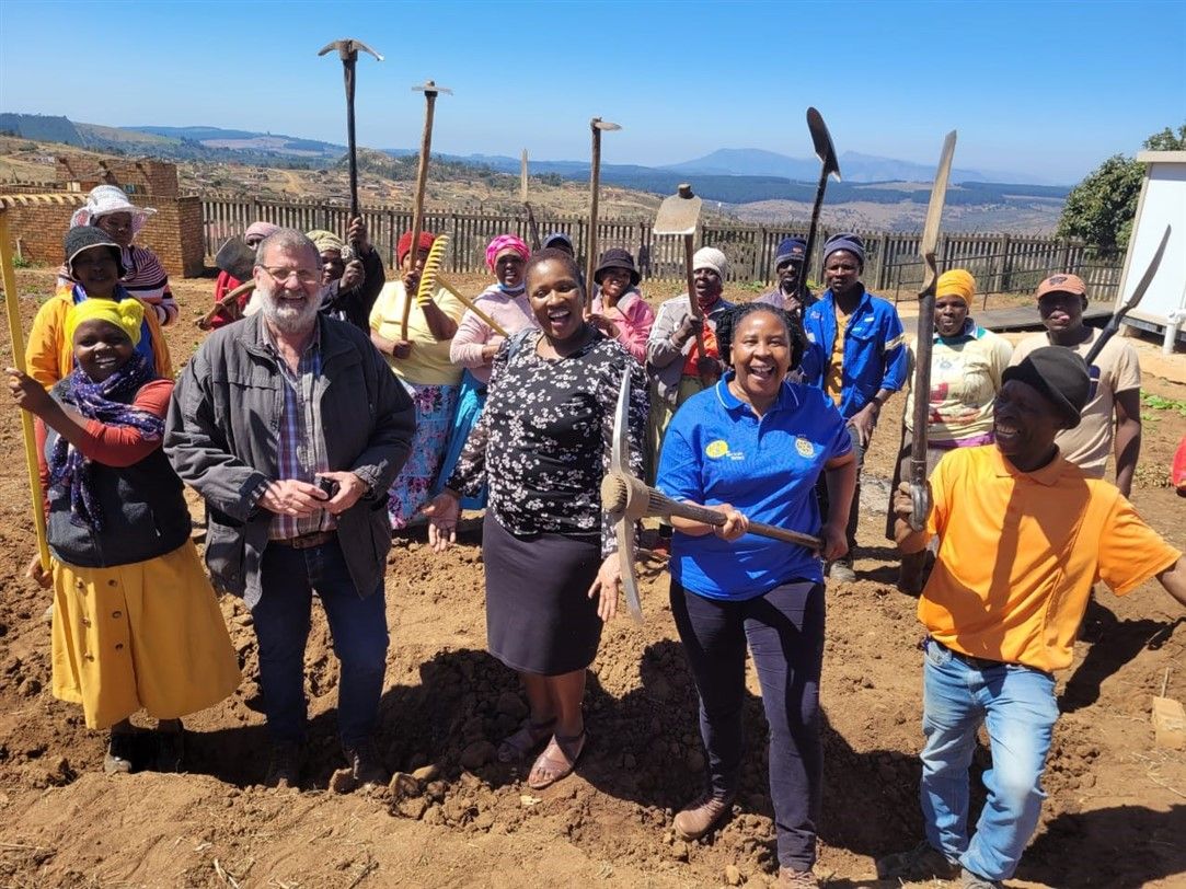 RotaryBrasil's tweet image. Com o projeto Food Gardens, o #Rotary Club de Haenertsburg (África do Sul) tem ajudado a promover a permacultura nas vilas de Making, Segwashi e Spitzkop. O projeto oferece a essas comunidades a habilidade de desenvolver ecossistemas agrícolas sustentáveis e autossuficientes.
