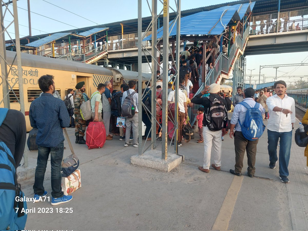 134Pie's tweet photo. @AshwiniVaishnaw @RailMinIndia Pics shows heavy croud at bathinda junction platform no. 1&amp;2, because stairs only one side , passanger how to get the train, please solve the problem thanks https://t.co/VmBJ6rfOyM