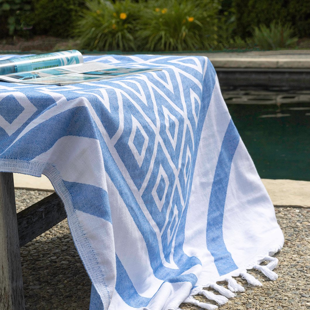 The lightweight towel you love to love. Sustainable, useful, fast to dry and incredibly absorbent.

#travelessential #cottagelife #turkishtowelscanada #beachtowel #pestemal #traveltowel #sustainable #versatile