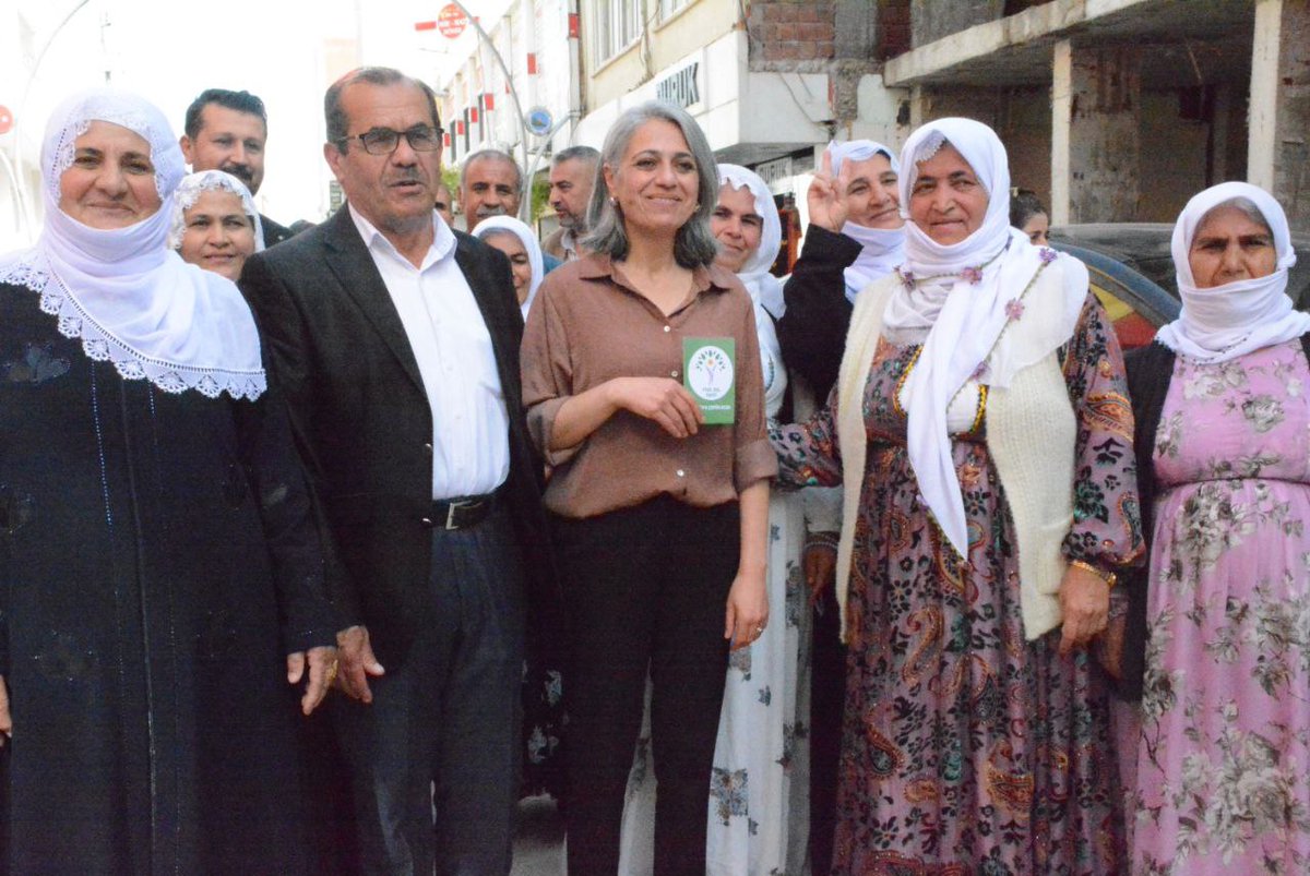 YSPKURDI's tweet photo. Bi beşdariya Hevberdevka me Çiğdem Kılıçgün Uçar me îro li Silopiyê belavok belav kir û gelê xwe dawetî vekirina buroya xwe ya hilbijartinê kir. Em bi şev û roj dixebitin û em ê di 14'ê Gulanê de bi ser bikevin.
#DîsaEm https://t.co/sReuH43RL9