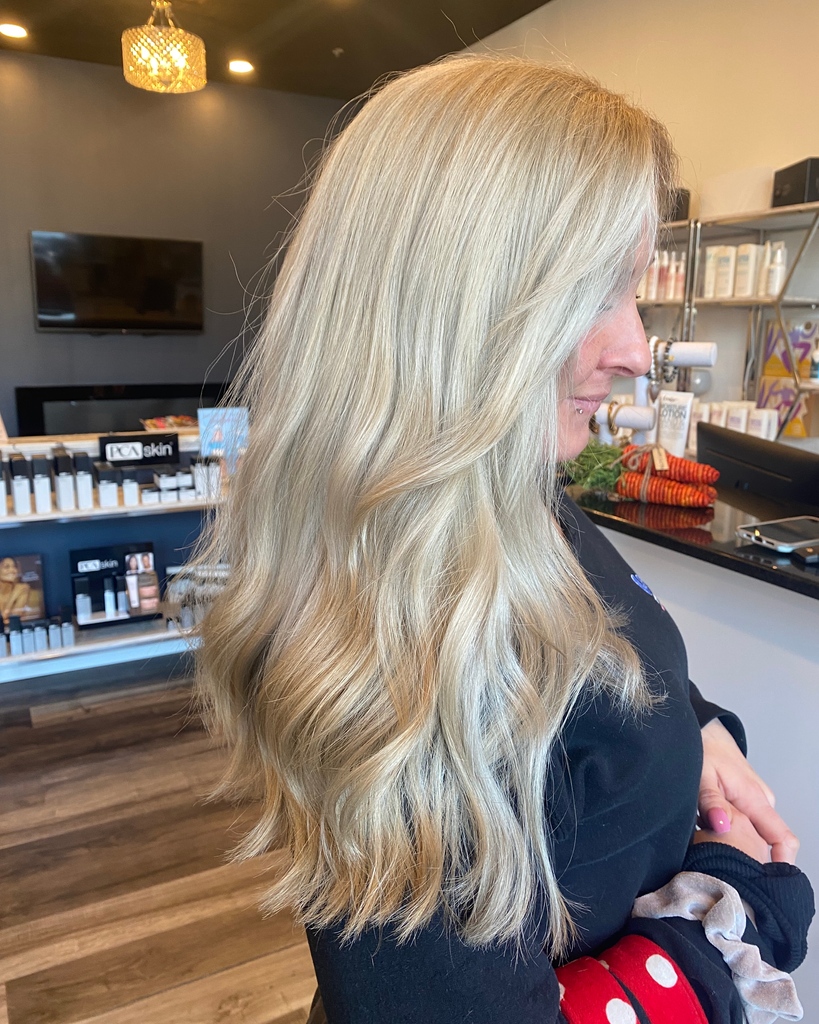 •
•
Slow and steady wins the race🏁🏁
•
Jordyn brought this beauty 🌟brighter🌟 and ✨lighter✨
•
To protect this beauty’s hair, Jordyn slowly is bringing her to her ultimate goal!
•
#chelmsfordma #mahairsalon #hairstylist #brighthair #blonde #stylist