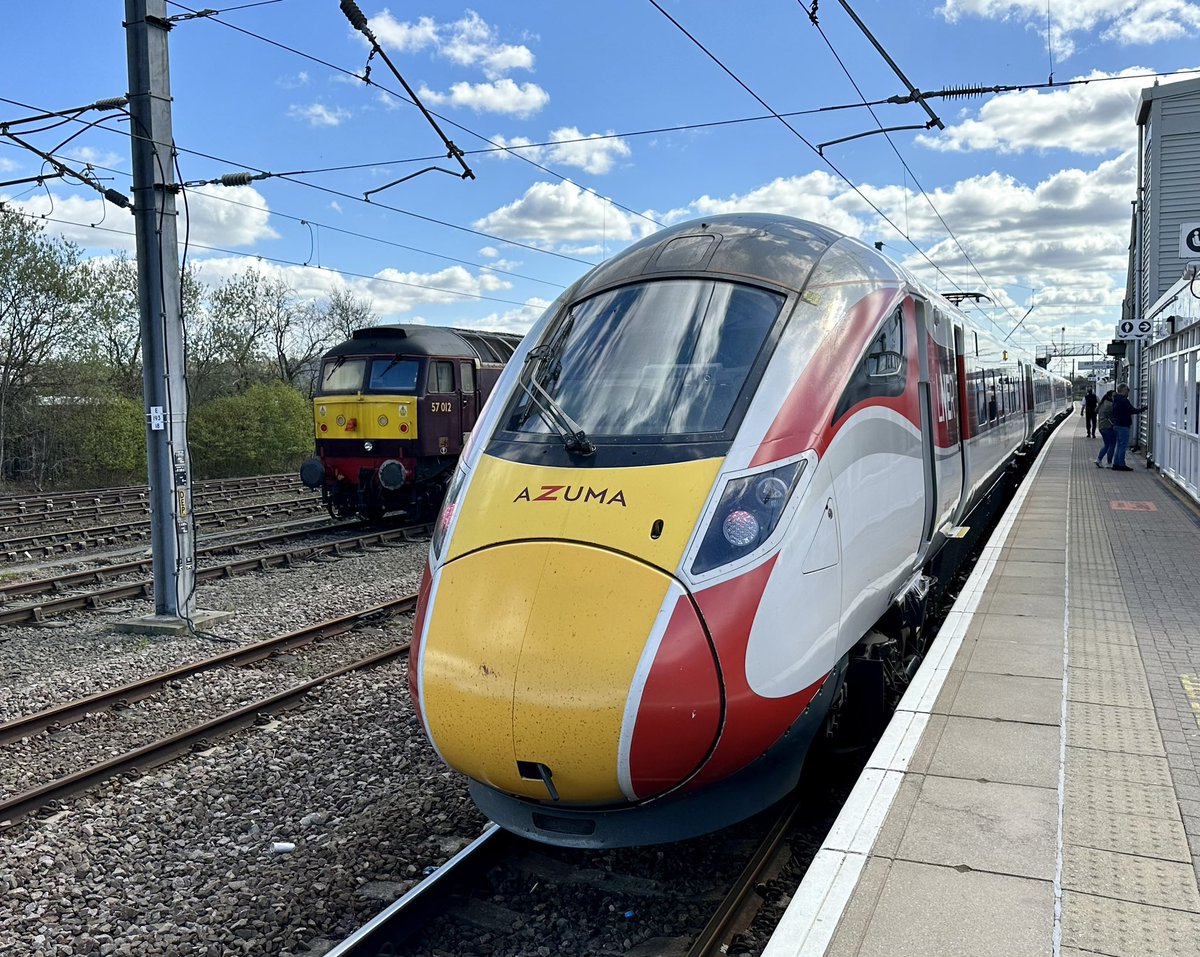 hcrossers's tweet image. The Old and the New 57012 and @lner Azuma  on Platform 3 Newark Northgate. #Azuma #Class57
