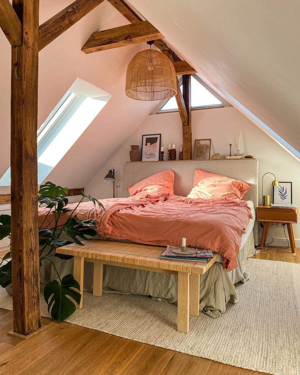 طلب لہو کی یہاں آج بھی رہی ، کل بھی
سجا دو شہر کی گلیاں بھی اور مقتل بھی

پکارتے تھے پرندے بھی وقت ہجر ہمیں
صدائیں دیتا رہا ساتھ ساتھ جنگل بھی

یہ آئینوں کی رفاقت میں رہنے والے لوگ
شکستہ دل بھی نکلتے ہیں اور پاگل بھی

کومل جوئیہ۔۔۔۔۔۔۔۔۔۔